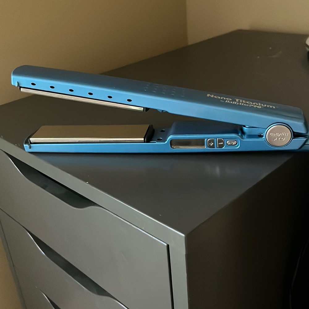 BaBylissPRO Nano Titanium flat iron